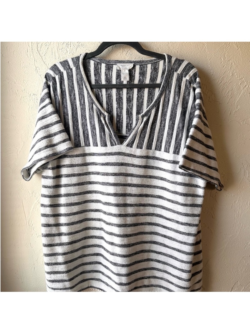 🤍 LOFT - Striped V-Neck Short Sleeve Women's Top - Size: XL